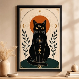 Könnte beinhalten: Ein gerahmter Kunstdruck mit einer zentrierten schwarzen Katze, die auf einem dunkelgrünen Hügel sitzt. Die Katze hat eine Mondsichel auf der Stirn und eine vertikale Reihe von Mondphasen auf der Brust. Dahinter befinden sich eine Sonne und Blätter.