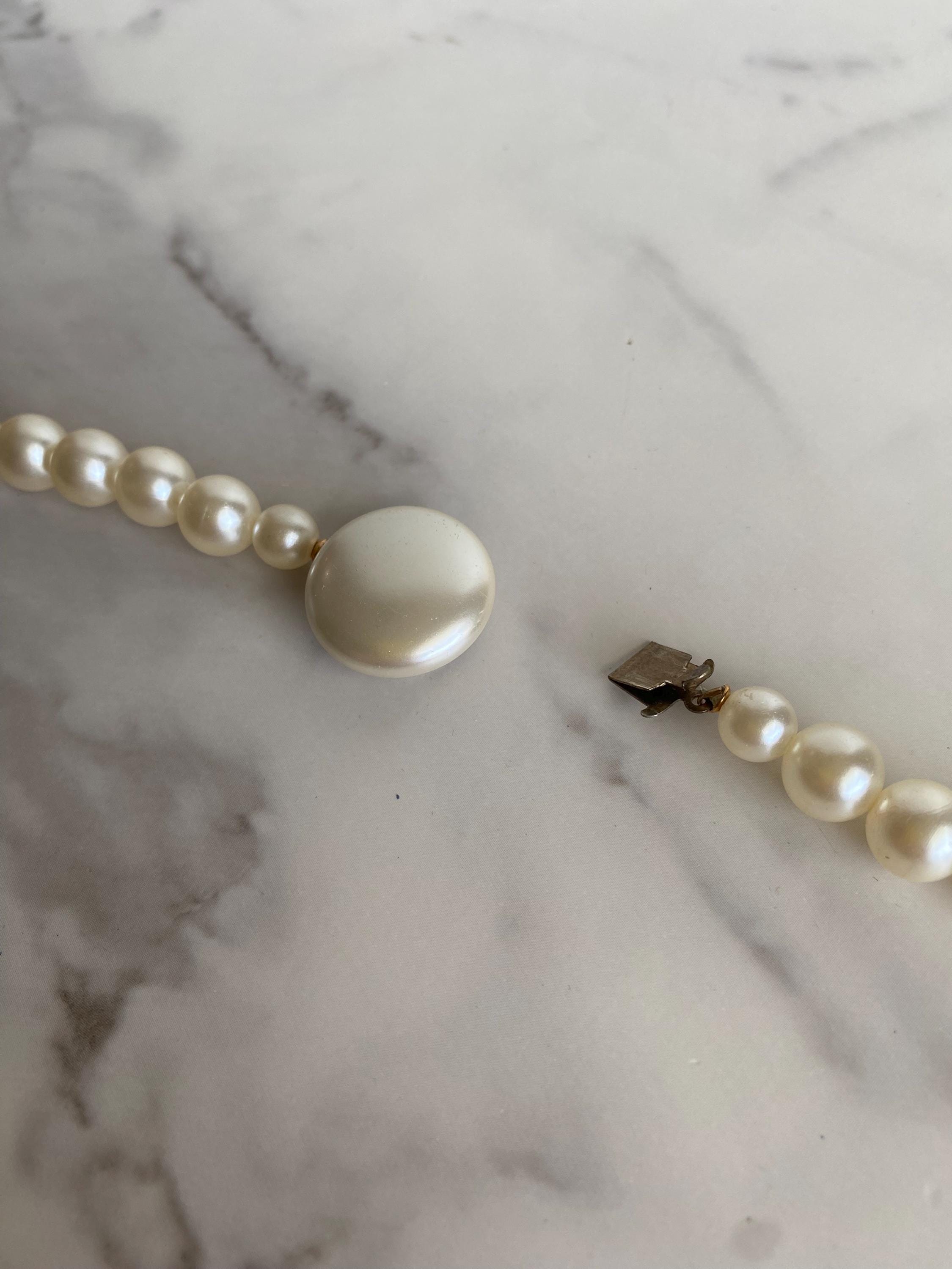 Collier Ancien En Perles Nacrées - Fermoir Strass Créateur - Longueur 46-50 Cm - Occasion Rétro