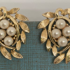 Pendientes de clip vintage de Lisner, de mediados de siglo, de la década de 1950, con hojas de oro y perlas.