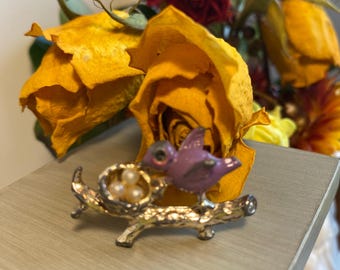 Broche vintage oiseau et nid en perles synthétiques