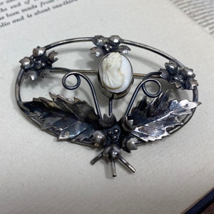 1940年代の象牙カメオとスターリングシルバーのオープンスクロールメタルワークのブローチピン