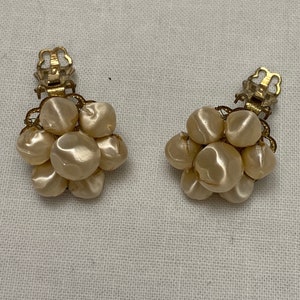 Conjunto de pendientes de clip vintage de mediados de siglo, década de 1950, firmados por Japón, con cuentas color crema en racimo.