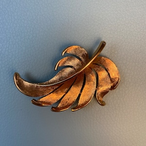 Broche vintage en forme de feuille dorée signée JJ