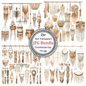 Puede incluir: Una colección de 30 ilustraciones de acuarela de tapices de macramé, atrapasueños y otras decoraciones bohemias. Las ilustraciones están en tonos marrones y beige y están dispuestas en filas sobre un fondo blanco. El texto "Raw Non Transparent JPG Bundle Commercial Use 300 Dpi" es visible en el centro de la imagen.