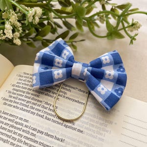 Checkered blue daisy - petite bow bookmark