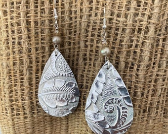 Zilverkleurige metallic druppelvormige zoetwaterparels bungelende drop-statement oorbellen van imitatieleer in reliëf, boho chic