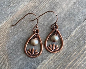 Antieke koperen lotusbloem zoetwaterparel bungelen oorbellen yoga yogi boho indie lichtgewicht kous stuffer cadeau vakantie