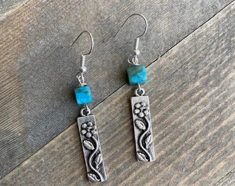 Hangoorbellen met bloem in reliëf: antiekzilveren turkoois jaspis