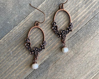 Boho antieke koperen oorringen: zoetwaterparelhanger met bloemen