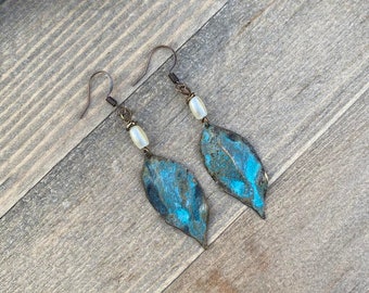 Koperen metalen gepatineerde bladoorhangers met zoetwaterparel