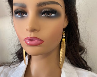 Gouden veren hangoorbellen: boho statement oorbellen parel