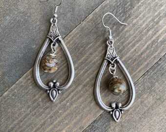 Antiekzilveren traanoorbellen: boho-hangers met craquelé vuuragaat