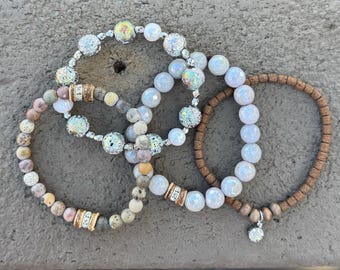 Neutrale stapel armbanden met kralen: strassteentjes, zoetwaterparels, jaspis