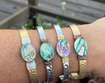 Gehamerde gouden abalone armband: draadgewikkelde boho-sieraden