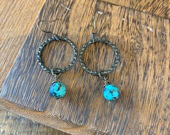 Antiek messing gehamerde oorringen: Afrikaanse turkoois boho hanger