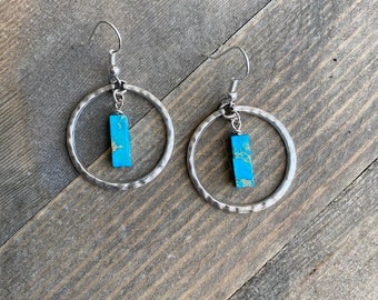 Gehamerde zilveren oorringen: turkoois turkoois jaspis, boho-sieraden