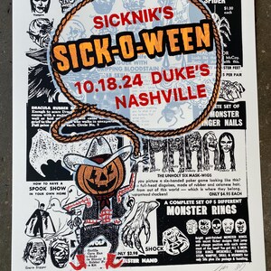Puede incluir: Un póster de estilo vintage que anuncia un evento de Halloween llamado "Sick-O-Ween" en Duke's en Nashville el 18 y 24 de octubre. El póster presenta una calabaza con un sombrero de vaquero y botas, rodeada de varias imágenes espeluznantes, incluyendo una araña viuda negra, anillos de monstruo y un conjunto de seis máscaras.