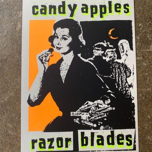 Puede incluir: Una ilustración en blanco y negro de una mujer con lápiz labial rojo sosteniendo una manzana de caramelo. El fondo es naranja y negro con el texto "candy apples" en verde y "razor blades" en verde en la parte inferior.