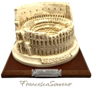 COLOSSEO di ROMA: miniatura del Colosseo di Roma con base in legno.