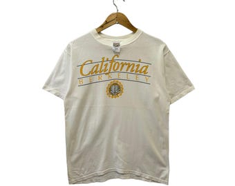Vintage University of California Berkeley Graphic Streetwear Style Casual Outfit Fashion Top tees Tshirt White Medium
