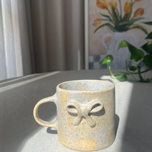 Handgemachte Keramiktasse, große Keramiktasse mit Schleife, große Cappuccinotasse, Kokettentasse, handgefertigte Tasse mit Band, Weihnachtsgeschenk