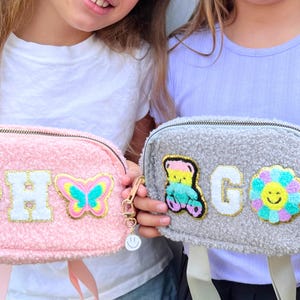 Fuzzy Fanny Pack für Kinder Benutzerdefinierte Sherpa Gürteltasche für Kinder Crossbody Bag personalisiertes Geschenk für Kleinkind Geburtstagsgeschenk für Tochter Geldbörse