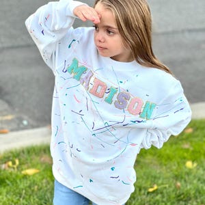 Moletom com remendo de chenille para crianças, nome personalizado, moletom com remendo de glitter, presente personalizado para meninas, moletom com gola redonda, presente personalizado para crianças
