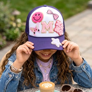 Gorra trucker personalizada para niñas con parches, monograma personalizado, gorra snapback para niños con parches, gorra juvenil personalizada, regalo para niñas preadolescentes, regalo de San Valentín