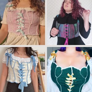 Op de afbeelding: Vier verschillende gehaakte tops in verschillende kleuren en stijlen. De tops zijn allemaal gemaakt met een delicate haaksteek en hebben verschillende versieringen, waaronder linten en kant.