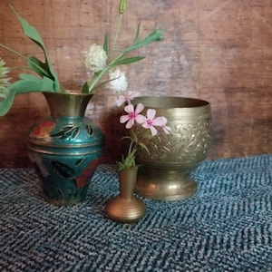 ensemble en laiton vintage, urne en laiton cloisonné, tasse ou pot gravé à l'eau-forte et vase miniature en laiton lourd, base striée avec col lisse en forme de cône, lot de 3