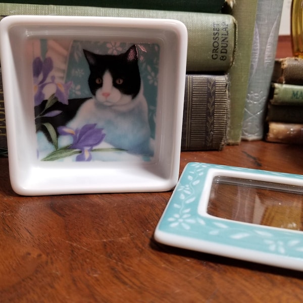 Vintage cat trinket or jewelry dish with lid, Hallmark, special gifts crowning touch, made in Japan, seafoam, iris
