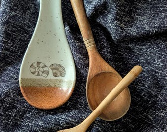 Vintage Otagiri ceramic spoon rest, seashell accent