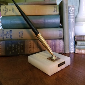 Vintage Sheaffer's fountain ink pen with onyx base, 2001M Desk set, 14k gold tip