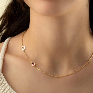 Geburtsstein & Buchstabe Halskette: Seitlich Initial Schmuck