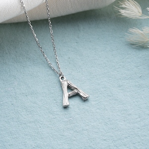 Collar de letras de bambú de estilo rústico, colgante inicial de bambú, colgante de alfabeto, collar de letras de oro de 14k, regalo de novia, collar inicial