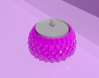 Puede incluir: Un portavelas rosa con un diseño texturizado y geométrico. El portavelas tiene una parte superior redonda blanca con una pequeña mecha gris.
