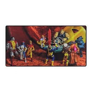 Könnte beinhalten: Rechteckige Schreibtischunterlage mit einer Sammlung von Actionfiguren. Die Figuren sind in verschiedenen Farben gehalten, darunter Gelb, Blau, Rot und Silber. Der Hintergrund ist ein tiefrotes, samtartiges Material. Die Figuren sind so angeordnet, als würden sie Poker spielen.