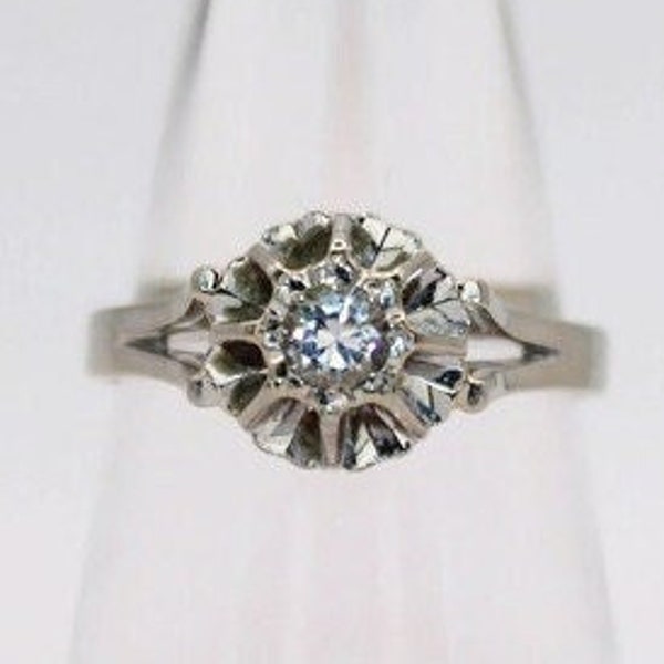 Vintage solitaire ring in white gold set with a brilliant-cut diamond