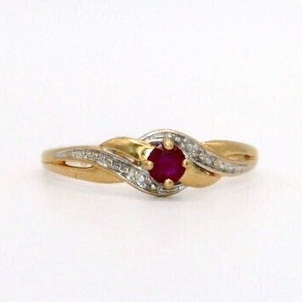 Bague fine en or jaune sertie d'un rubis