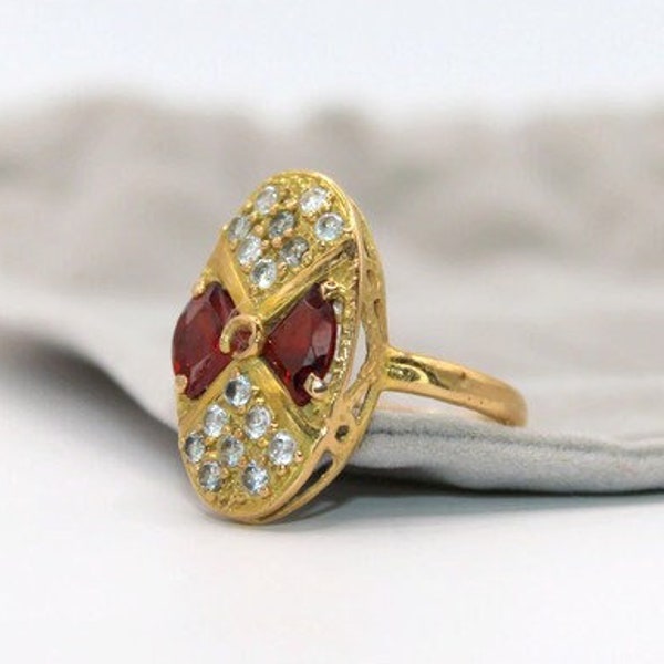 Bague navette en Or Jaune ornée de pierres rouges et blanches