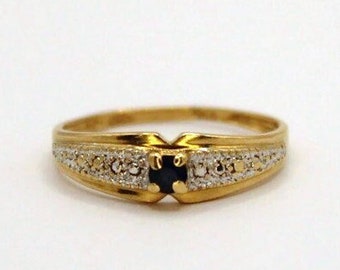 Thin ring in yellow gold adorned with a sapphire