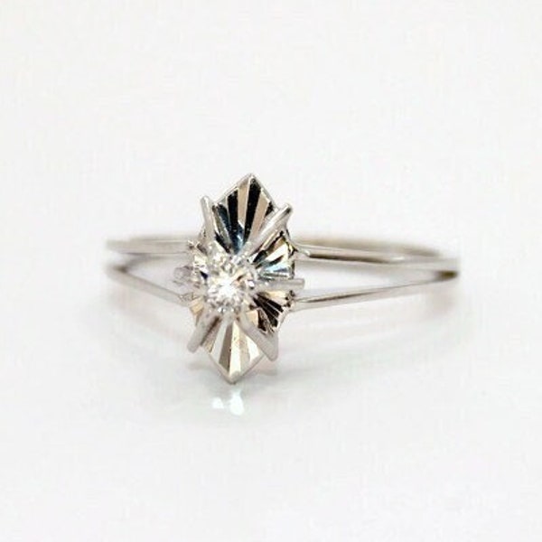 Bague solitaire vintage en or gris sertie d'un diamant