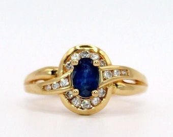 Ring in yellow gold (18 carats) adorned with an oval sapphire shouldered with diamonds