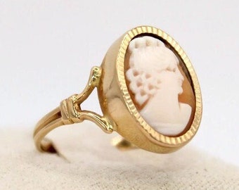 Vintage Cameo Ring in Yellow Gold