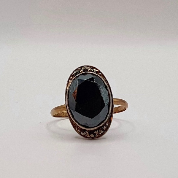 Bague ovale en Or jaune (18 carats) et Argent sertie en son centre d'une pierre noire facettée