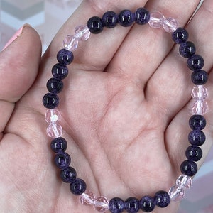 Dark purple and light pink glass bead elastic bracelet