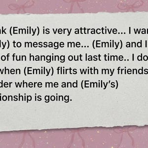 Op de afbeelding: Een handgeschreven notitie op getextureerd papier met de tekst: "Ik denk dat (Emily) erg aantrekkelijk is... Ik wil dat (Emily) me een bericht stuurt... (Emily) en ik hebben het de vorige keer erg leuk gehad..."