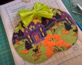 Halloween or Fall Pumpkin Placemat Pattern and Instructions.  Includes a template for cutting out.