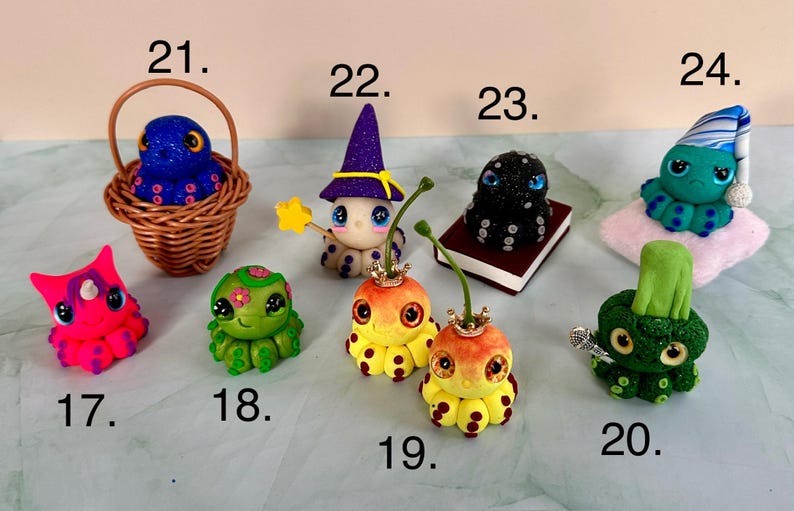 Pu&ograve; includere: Una collezione di figurine di polpo fatte a mano e stravaganti. Ogni polpo &egrave; progettato in modo unico con colori vivaci, glitter e vari accessori, tra cui un cappello da strega, una corona e un piccolo libro. Uno &egrave; in un cestino, un altro su un cuscino.