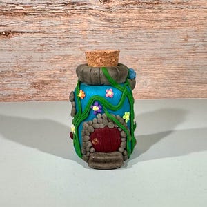 Miniatyrbläckfiskhabitat med små blommor och en bubbelskorsten